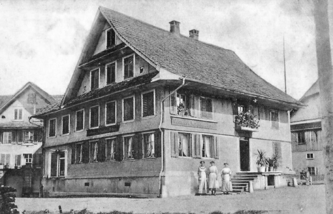 Das alte Gebäude des Hotel & Restaurant Ochsen, Menzingen im Kanton Zug.